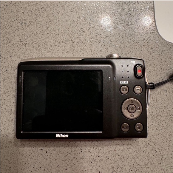 Nikon Coolpix S3300 - Picture 2 of 4